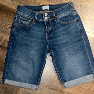 Women’s Levi’s 515 Bermuda denim shorts size 4. 5 pocket 10”inseam LIKE NEW